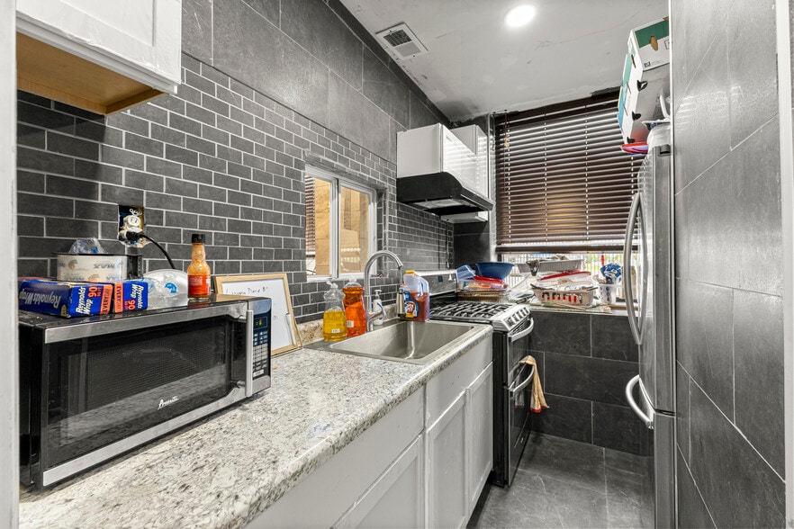 More Photos Of 8301 W Chicago, Detroit Flex For Sale