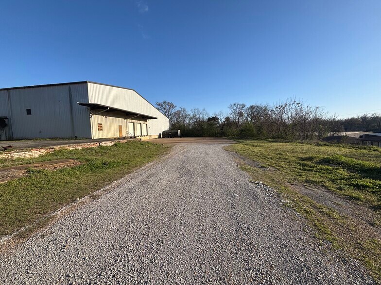 More Photos Of 130 N College St, Pontotoc Warehouse For Lease