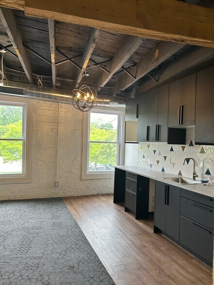 More Photos Of 649 Colborne St, London Office For Lease