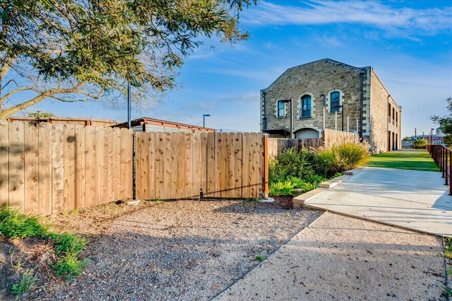 More Photos Of 920-930 3rd St, Napa Flex For Lease