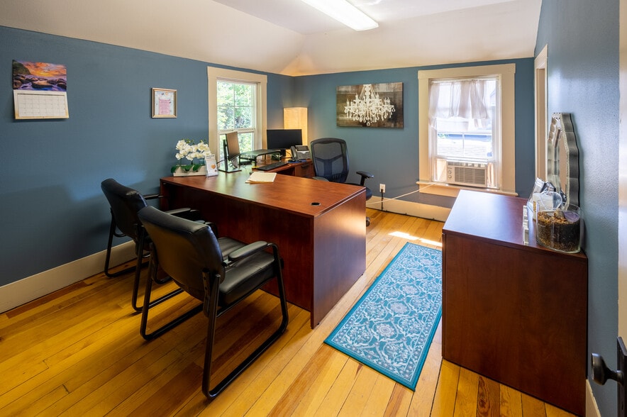 More Photos Of 636 NW Cedar Ave, Redmond Office For Lease