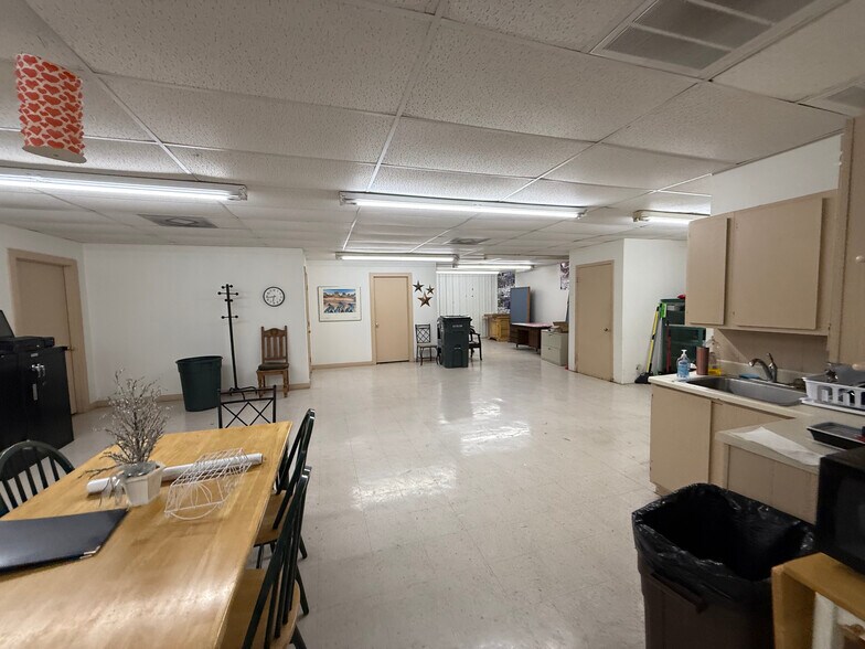 More Photos Of 306 N Wells St, Edna Office For Sale