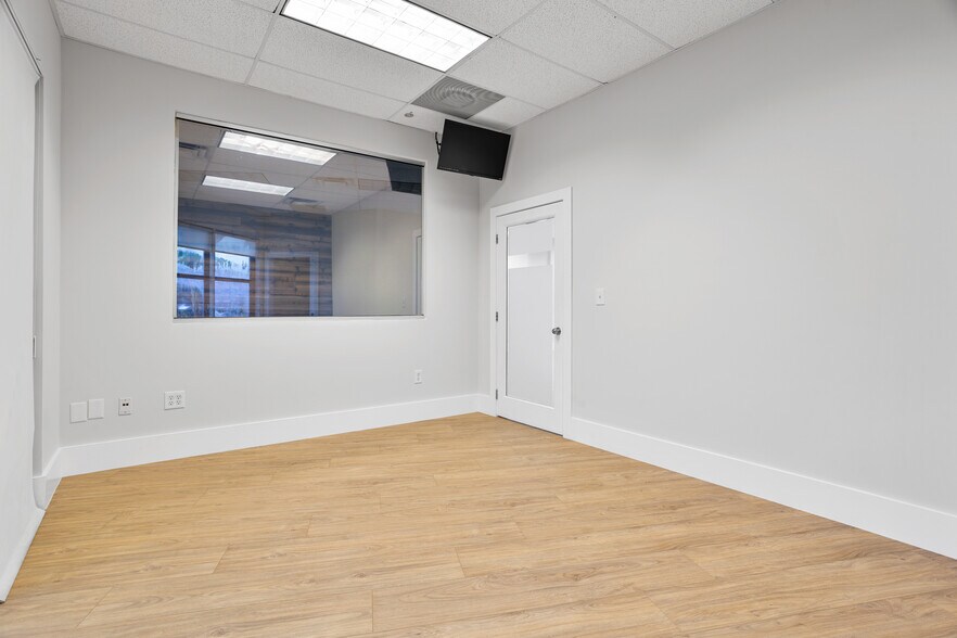 More Photos Of 10300-10380 NW 53rd St, Sunrise Distribution For Lease