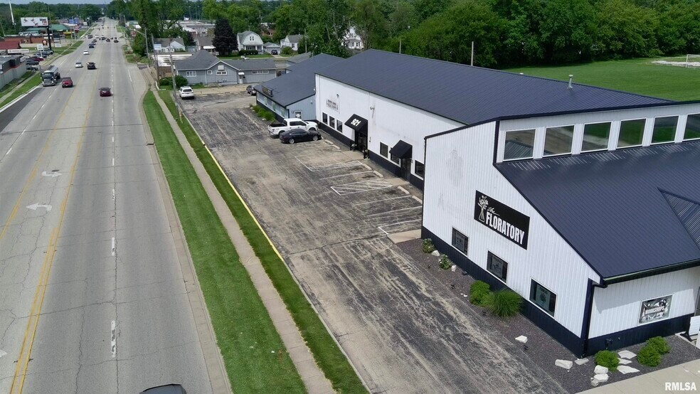 More Photos Of 921 E War Memorial Dr, Peoria Heights General Retail For Lease