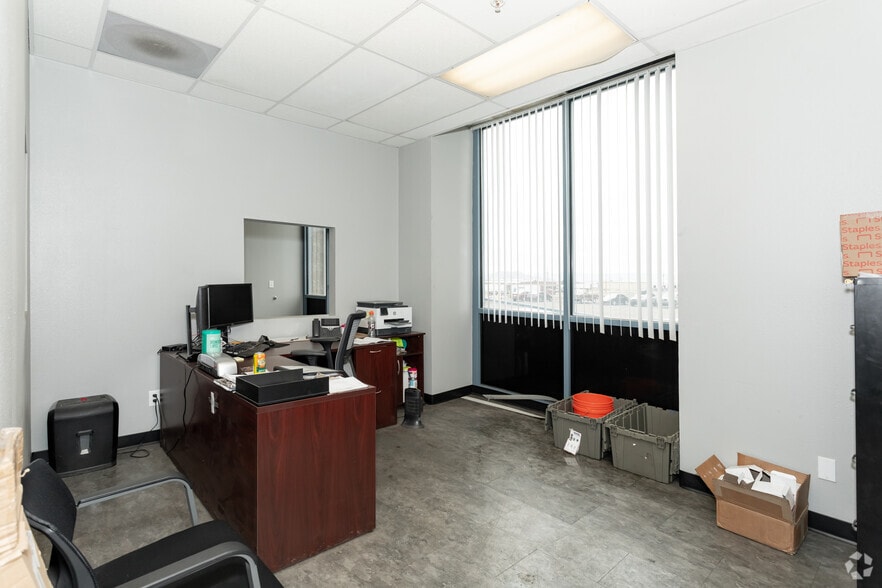 More Photos Of 4625 Interstate Way, Kingman Distribution For Lease