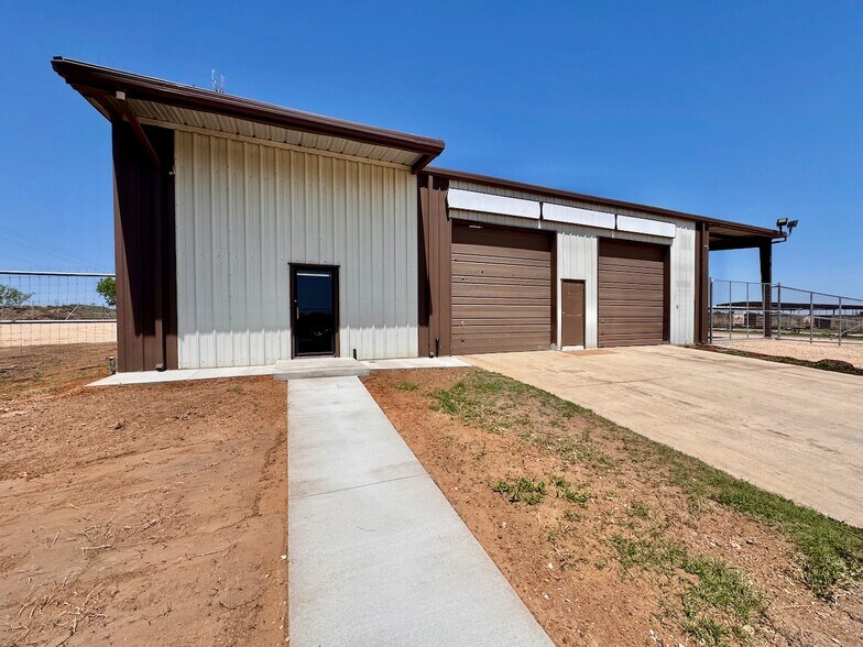 More Photos Of 1501 Lillian Ave, Jourdanton Flex For Lease