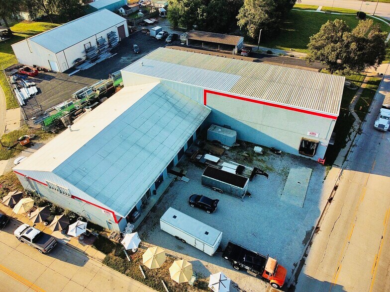 More Photos Of 107 Caroline St, Bloomington Warehouse For Lease