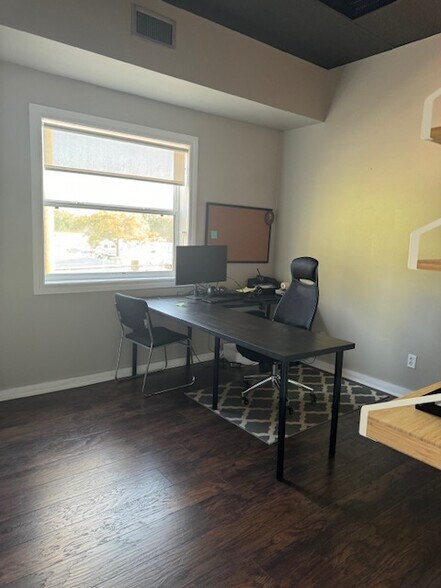 More Photos Of 30798 US Highway 19 N, Palm Harbor Warehouse For Lease