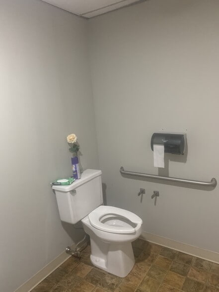 More Photos Of 21 Main St, Rochester Storefront Retail Residential For Lease