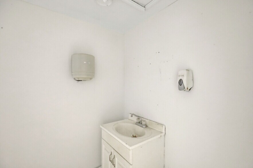 More Photos Of 2203 Skidaway Rd, Savannah Freestanding For Sale