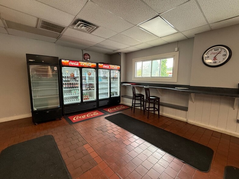 More Photos Of 643 Chandler St, Worcester Restaurant For Lease