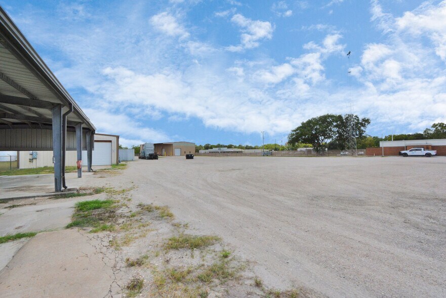 More Photos Of 1500 W Highway 6, Alvin Truck Terminal For Lease