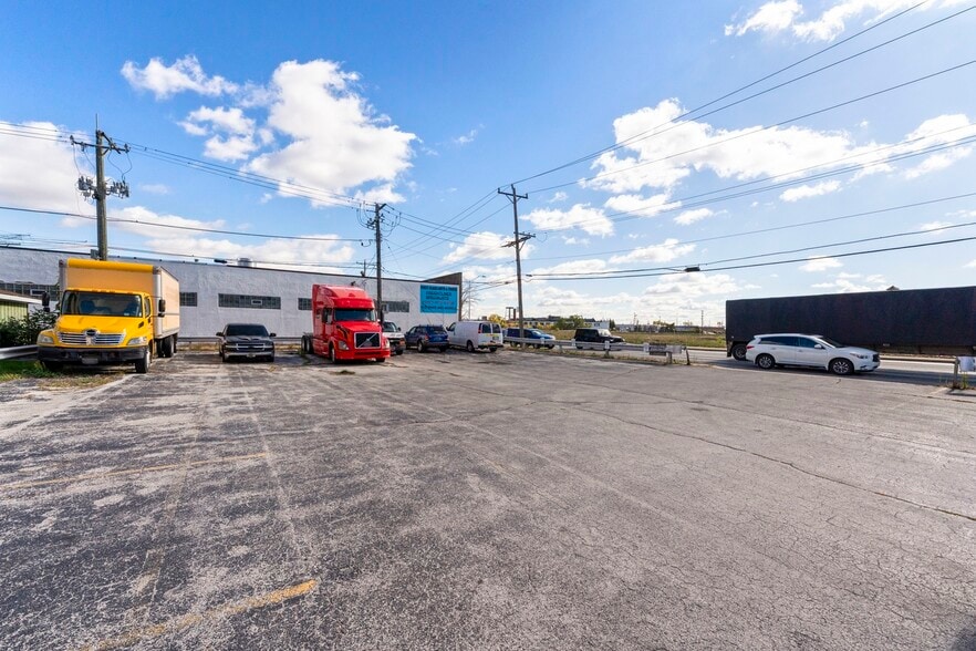 More Photos Of 5944 W 65th St, Chicago Service For Sale