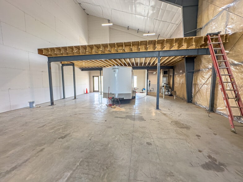 More Photos Of 107 Washington Ave, Williston Flex For Sale