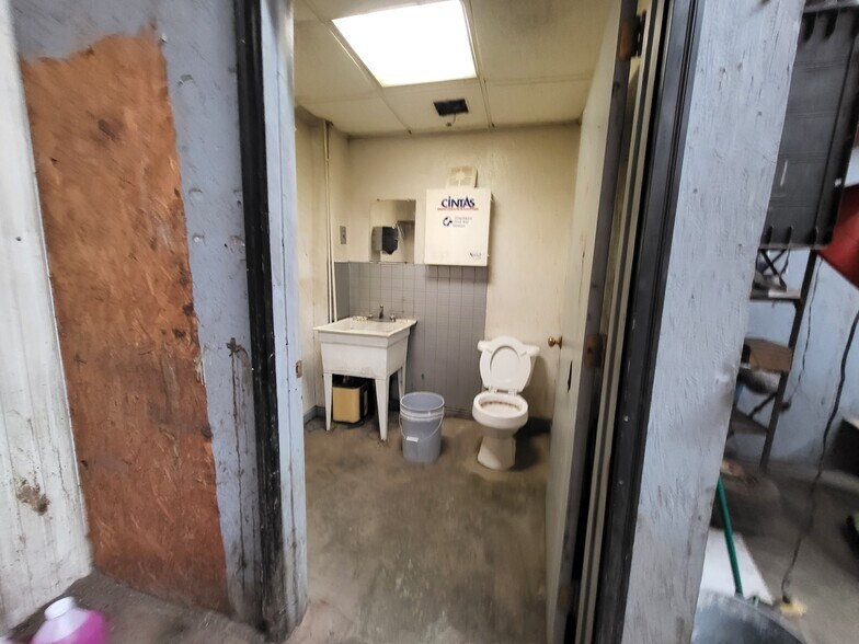 More Photos Of 569 W Valley St, Granby Auto Repair For Lease