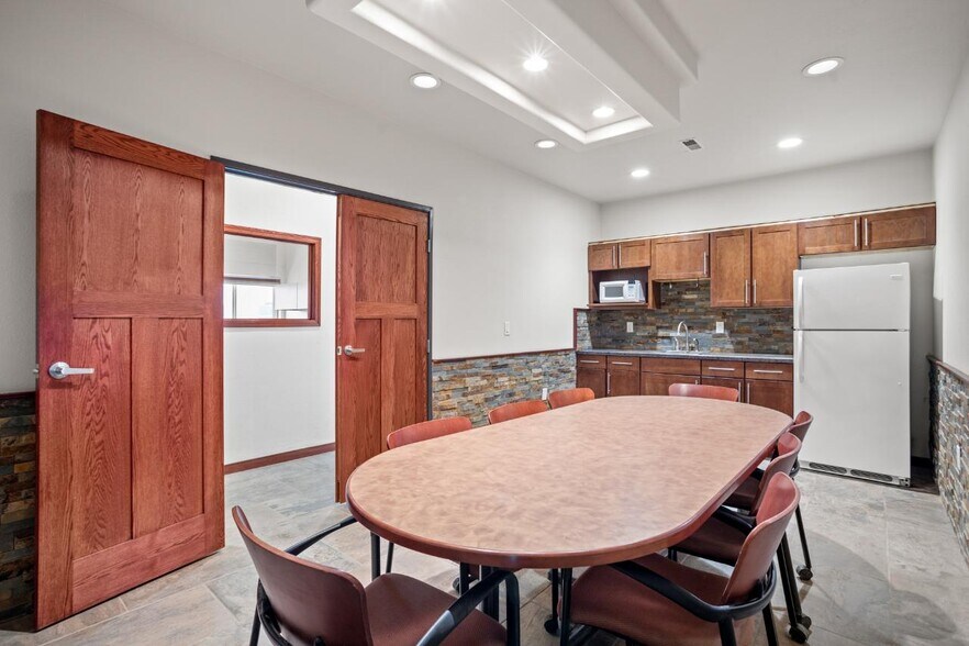 More Photos Of 4415 Burdick Expy E, Minot Office For Lease