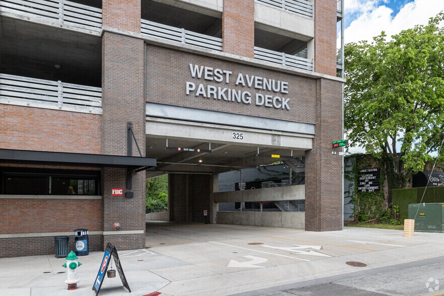 More Photos Of 325 N West Ave, Fayetteville General Retail For Lease