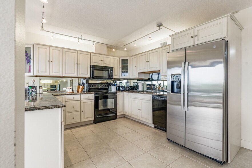 More Photos Of 23 Royal Palm Pointe, Vero Beach Restaurant For Sale