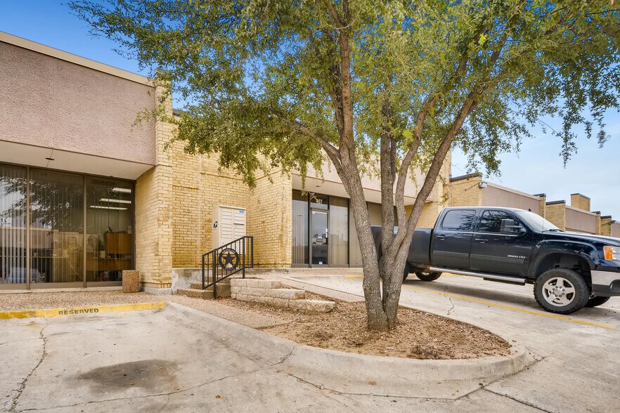 More Photos Of 2016 E Randol Mill Rd, Arlington Warehouse For Lease