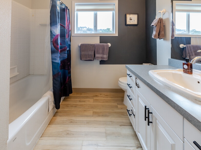 More Photos Of 105 S 6th Ave, Rockaway Beach Hotel For Sale