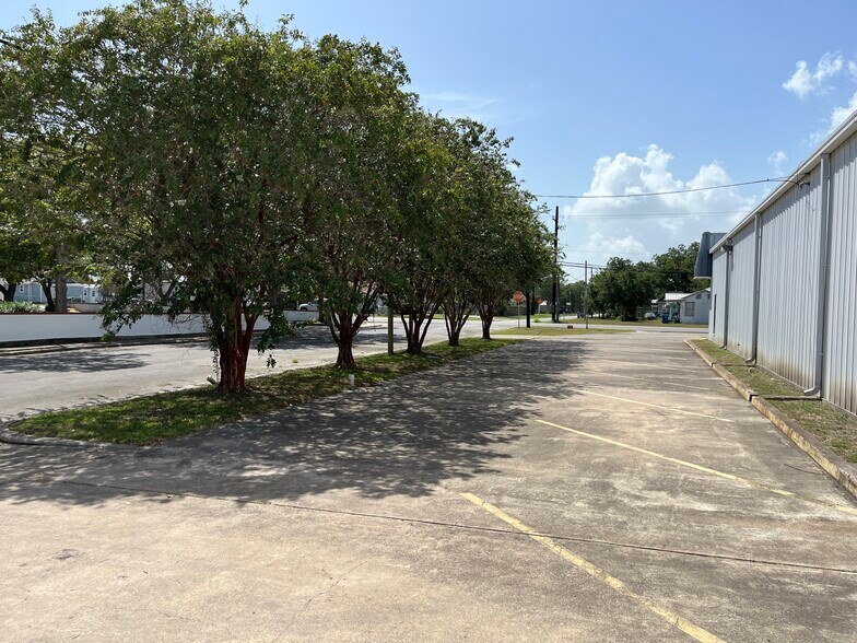 More Photos Of 107 E Austin St, Port Lavaca Distribution For Sale