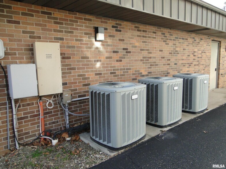 More Photos Of 509 N Lafayette St, Macomb Office For Sale