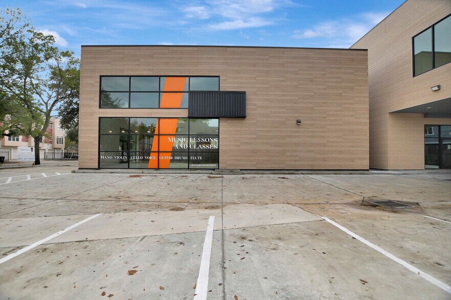 More Photos Of 1009 Yale St, Houston Freestanding For Lease