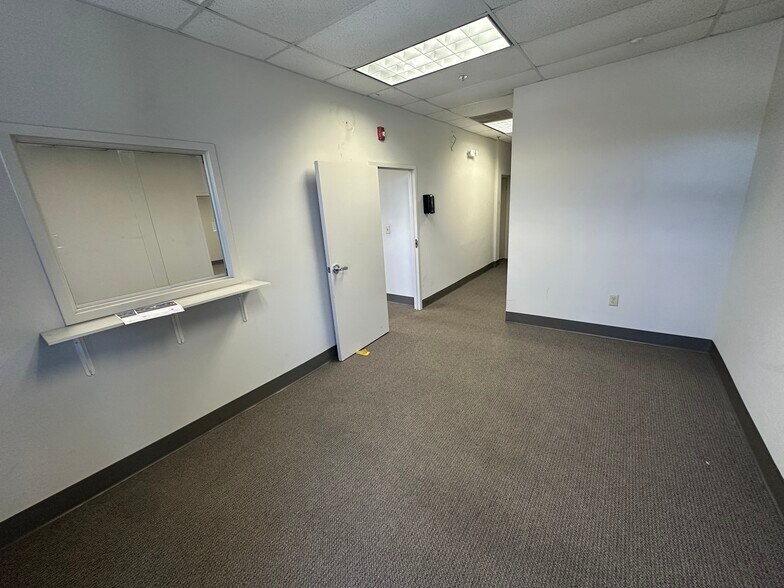 More Photos Of 5335-5353 Snapfinger Woods Dr, Decatur Warehouse For Lease