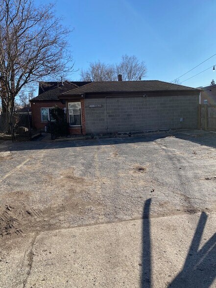 More Photos Of 1717 Howard St, Evanston General Retail For Sale