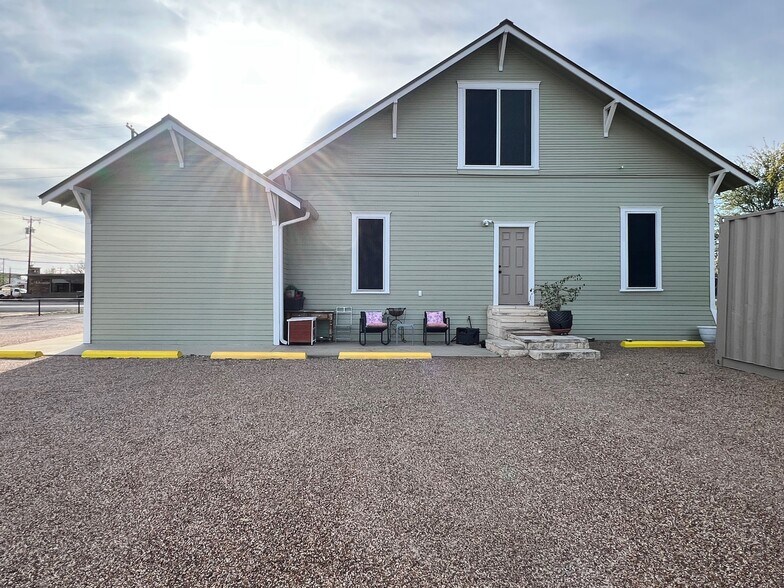 More Photos Of 306 N Austin St, Comanche Office For Sale