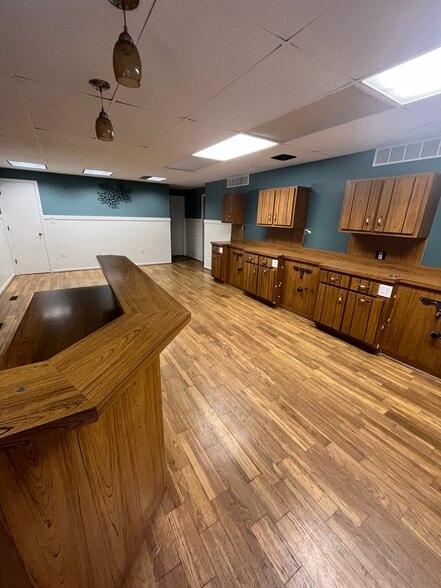 More Photos Of 9 Herrick Aly, Monroeville Freestanding For Sale
