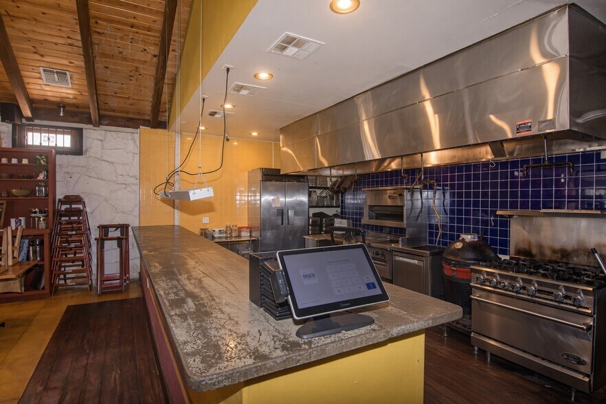 More Photos Of 2038 S Lamar Blvd, Austin Freestanding For Lease