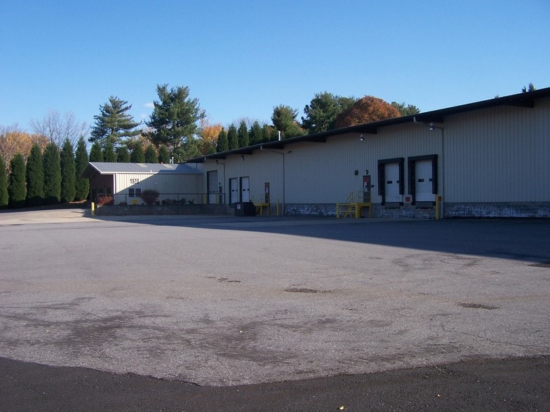 More Photos Of 1920 Flintstone Dr, Statesville Warehouse For Lease