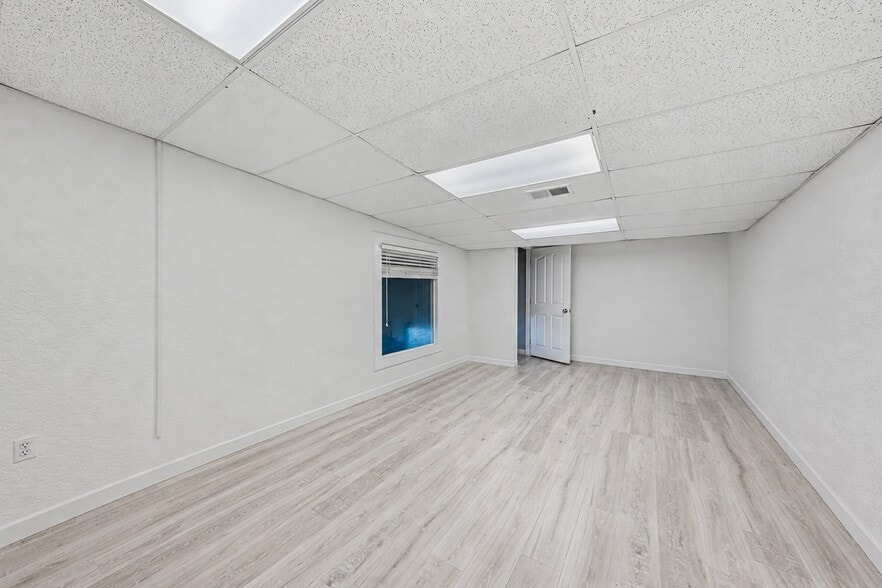 More Photos Of 2205 E Edgewood Dr, Lakeland Freestanding For Lease