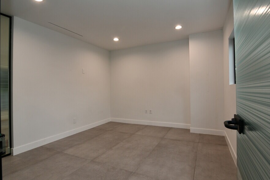 More Photos Of 1104 S Robertson Blvd, Los Angeles Office For Lease