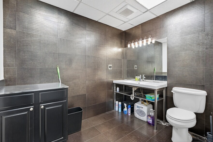 More Photos Of 435-437 N Varney St, Burbank Warehouse For Lease