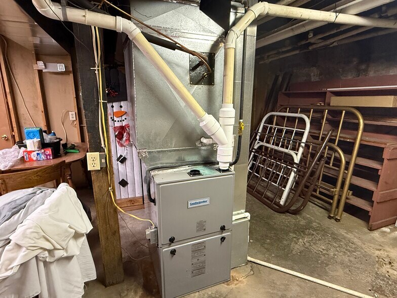 More Photos Of 218 Commercial Ave, Wallace Hotel For Sale