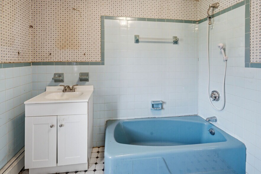 More Photos Of 400 Thames St, Bristol Multifamily For Sale