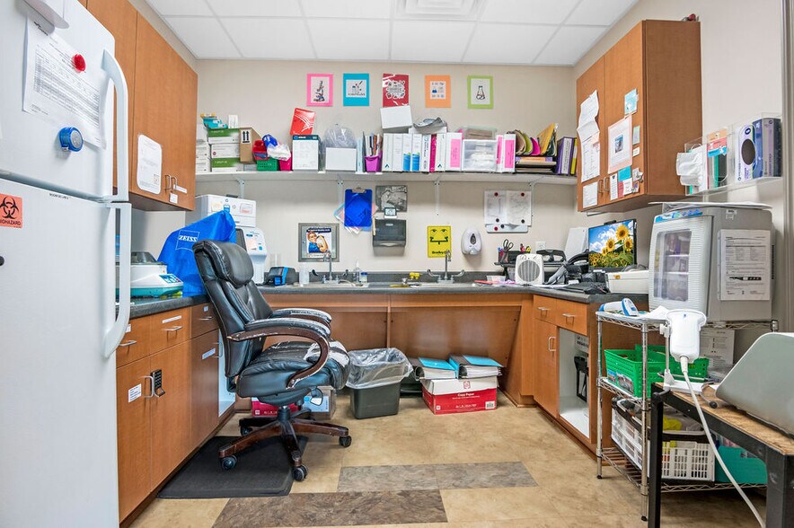 More Photos Of 4275 Western Blvd, Jacksonville Medical For Sale