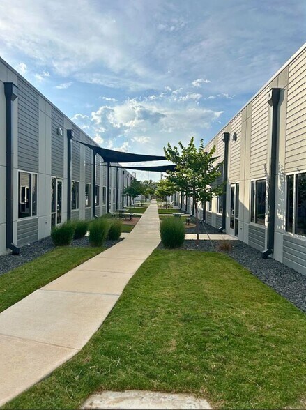 Primary Photo Of 4318 De Zavala Rd, San Antonio Medical For Sale