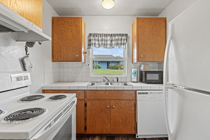 More Photos Of 787 N Central Blvd, Coquille Hotel For Sale