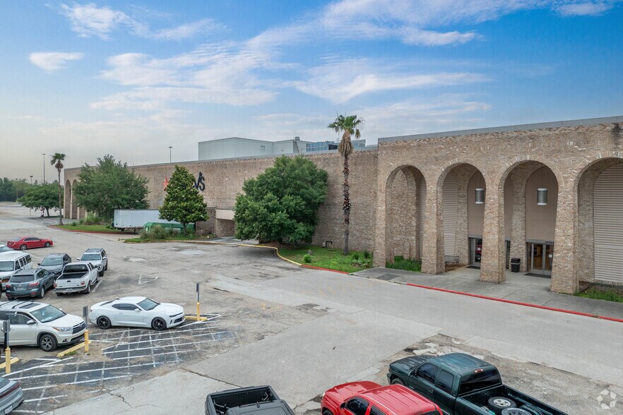 More Photos Of 100 Almeda Mall, Houston Department Store For Lease