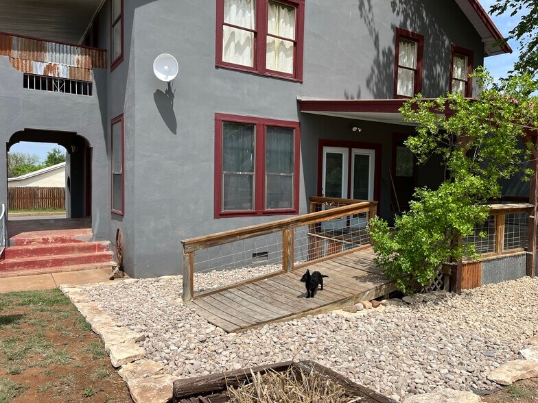 More Photos Of 1600 S Ford St, Llano Storefront Retail Office For Sale