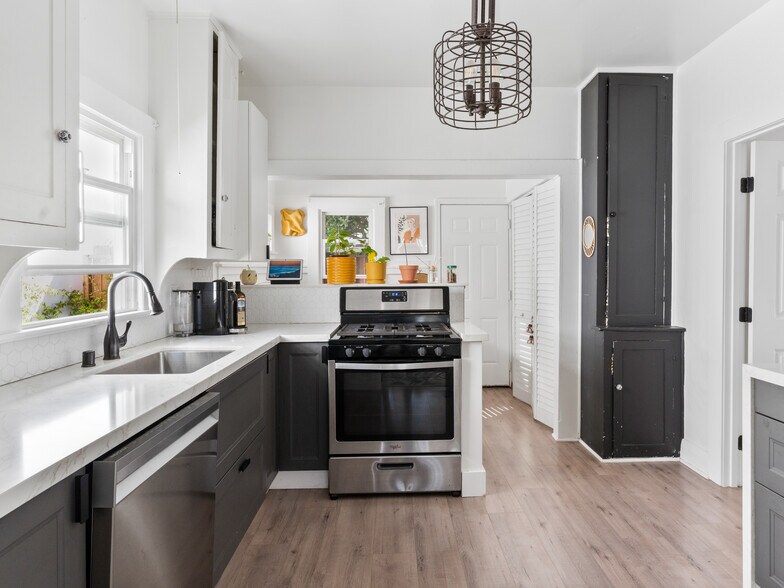 More Photos Of 424 S Pacific Coast Hwy, Redondo Beach Storefront Retail Residential For Lease