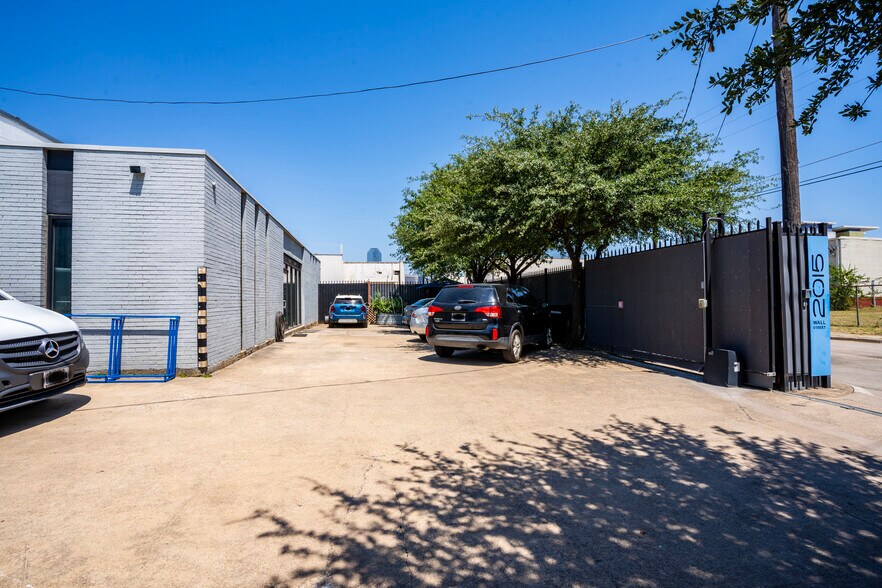 More Photos Of 2005 Wall St, Dallas Showroom For Lease