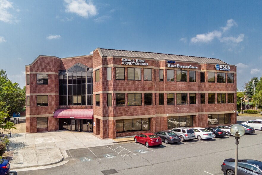 More Photos Of 1952 Gallows Rd, Vienna Office For Lease