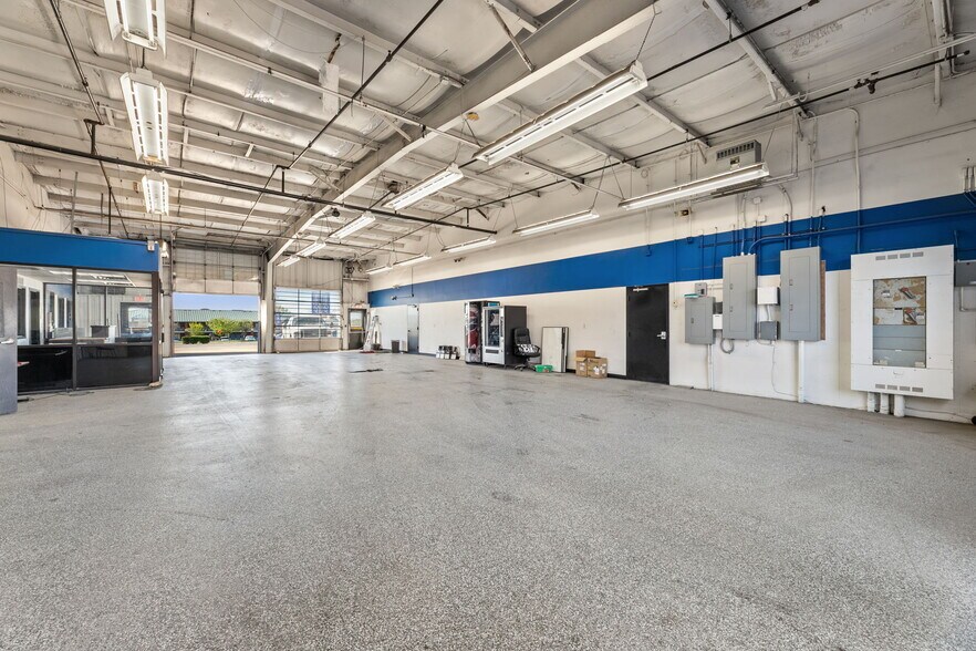 More Photos Of 940 N I-35 E, Lancaster Auto Dealership For Lease