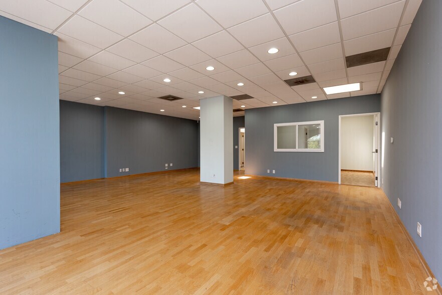More Photos Of 2277 Townsgate Rd, Westlake Village Office For Lease