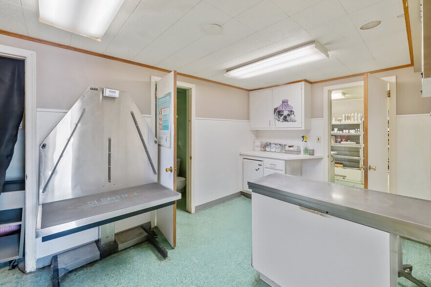 More Photos Of 1158 Valley Rd, Stirling Veterinarian Kennel For Sale