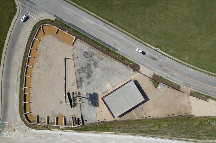 More Photos Of 636 W Tarrant Rd, Grand Prairie General Retail For Lease